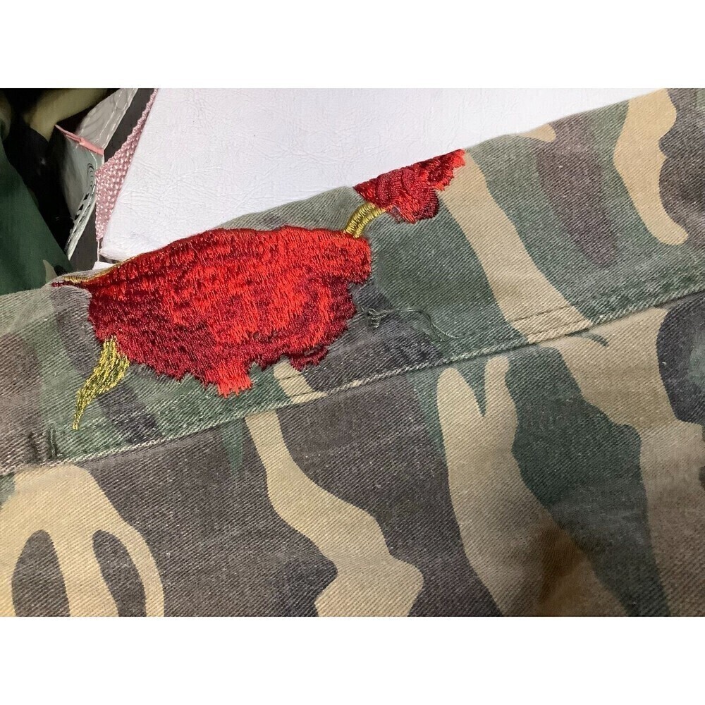 Signature Eight Shacket Shirt Jacket Camo Embroidered Floral Distressed Size S/M - Picture 6 of 10